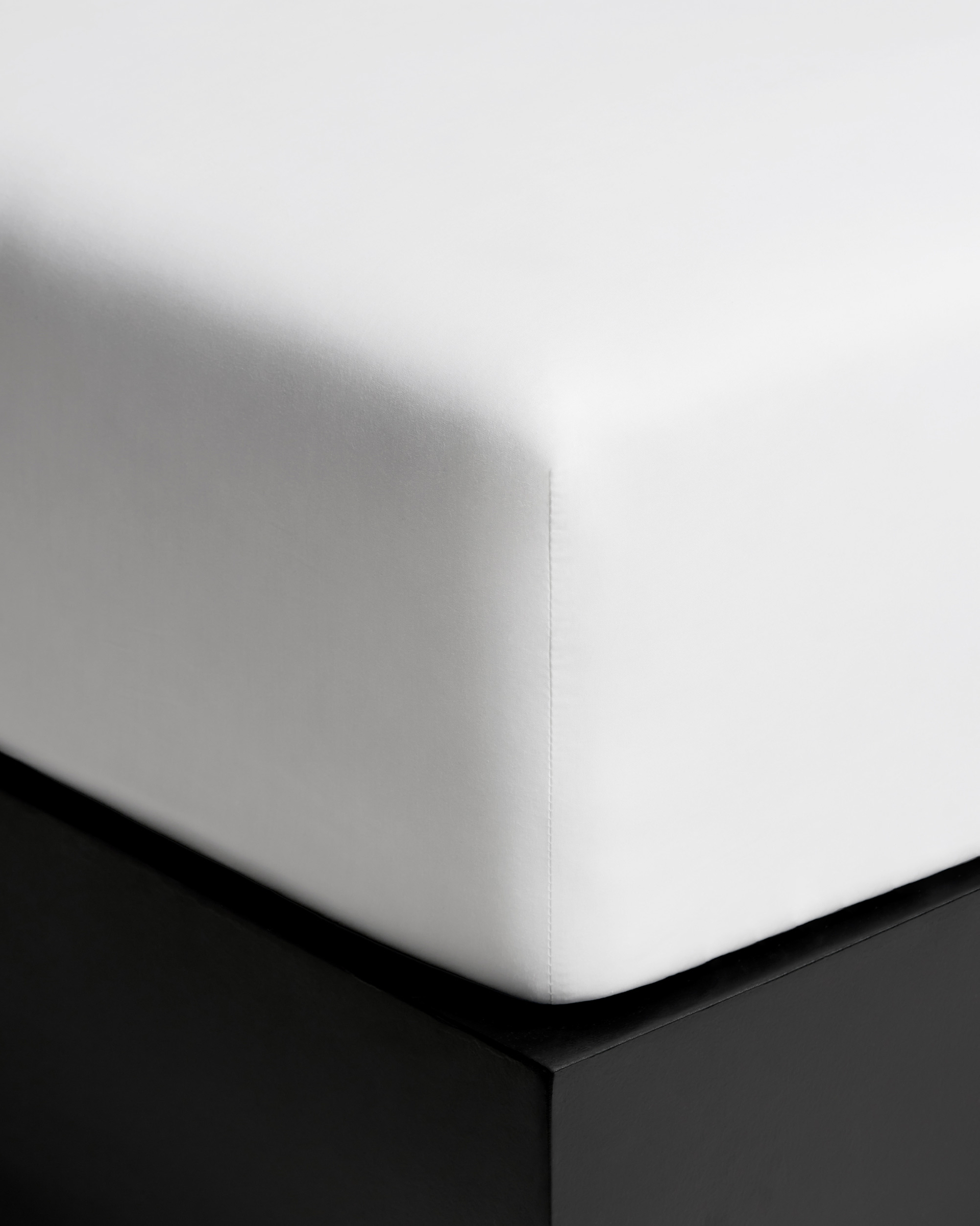 Nordic Knots Percale Fitted Sheet – Crisp White 2