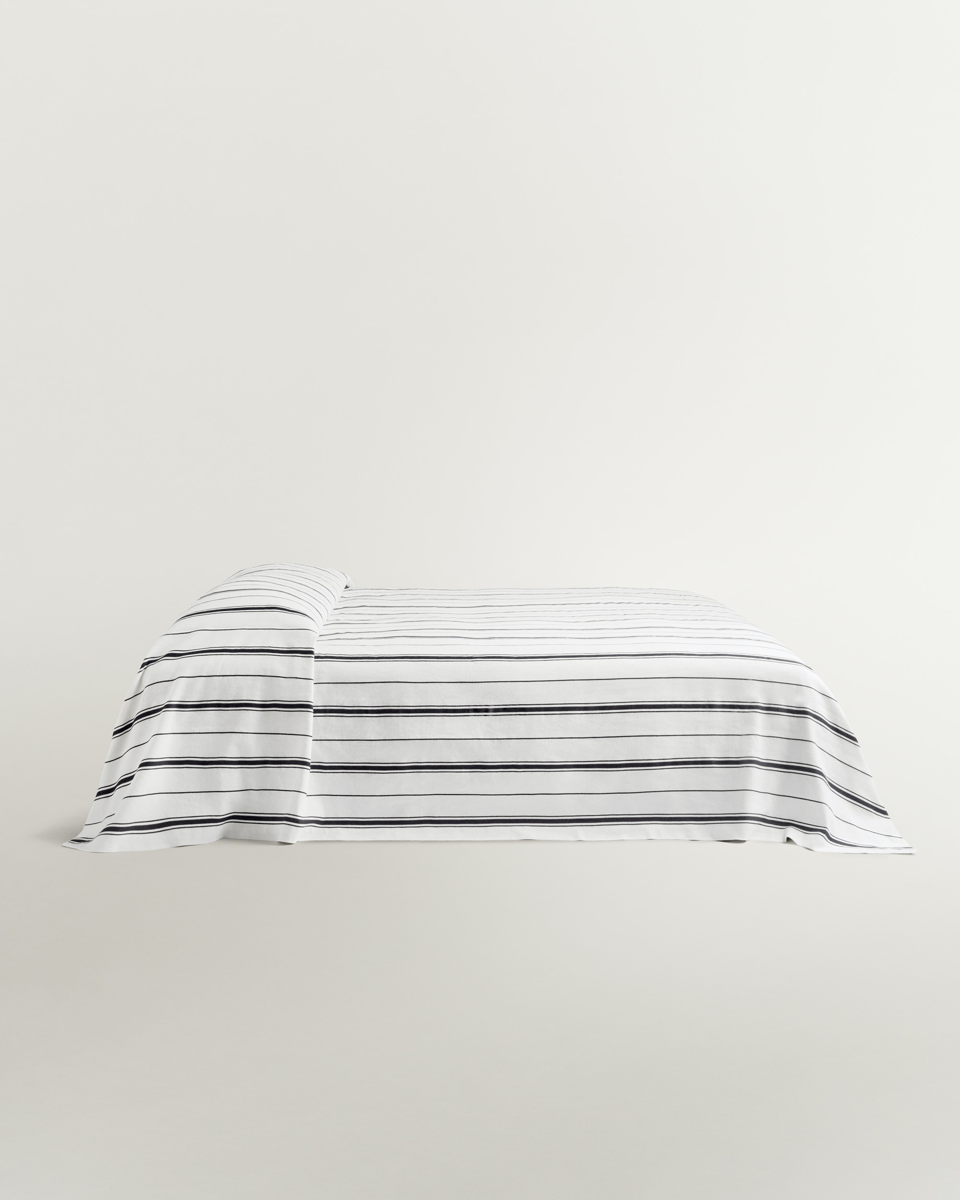 Nordic Knots Triple Stripe – Dusty White/Black 1